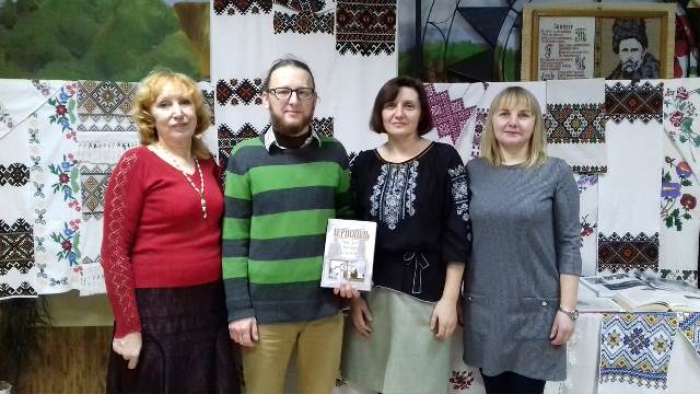 Організатори зустрічі - працівниці бібліотеки Емілія Стасіна, Наталія Бартух і Галина Жук з доцентом Окаринським